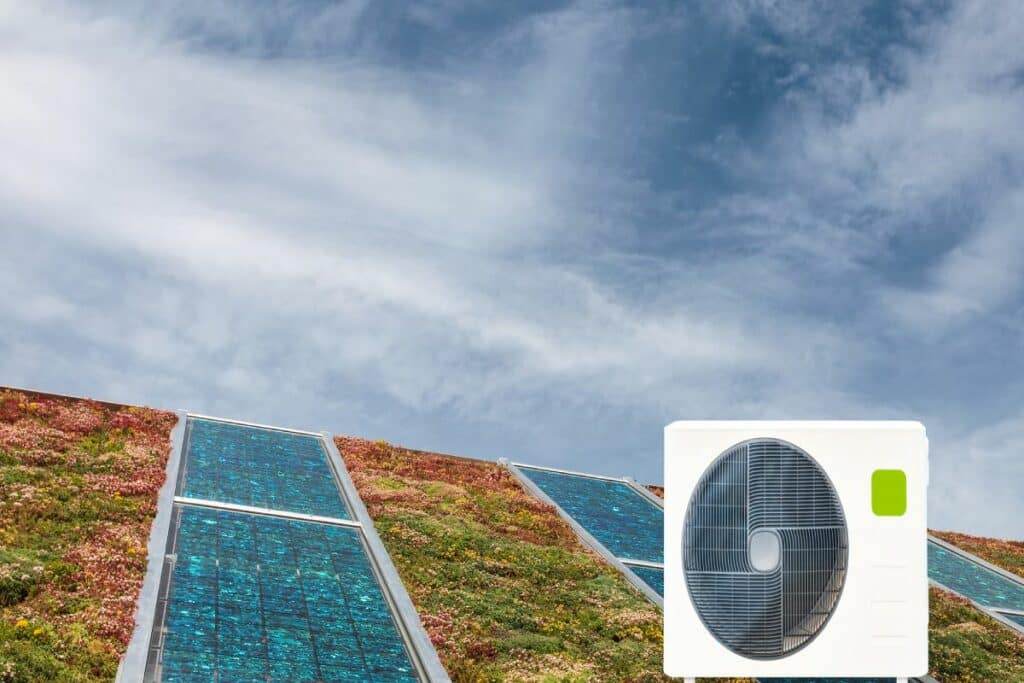 pompa ciepła przed dachem z panelami słonecznymi